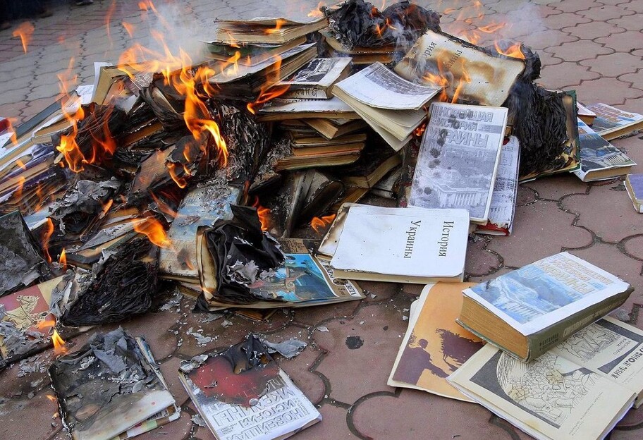 Росіяни масово знищують українські книжки  image
