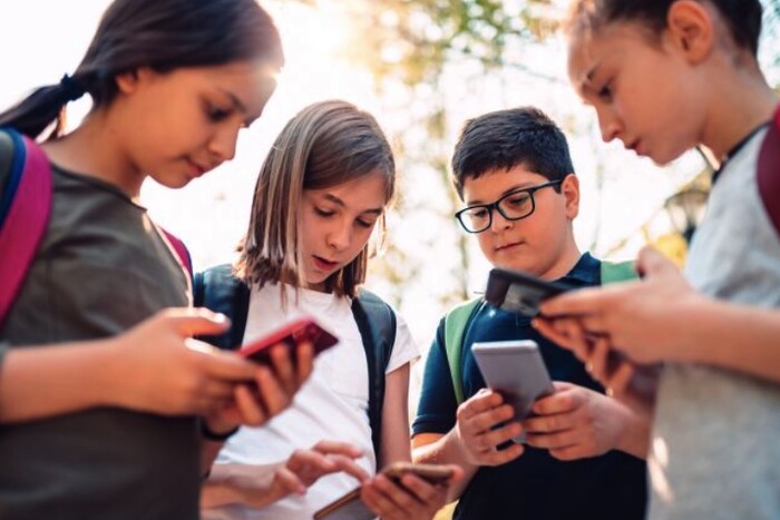 В Англії можуть заборонити користуватися мобільними телефонами в школах image