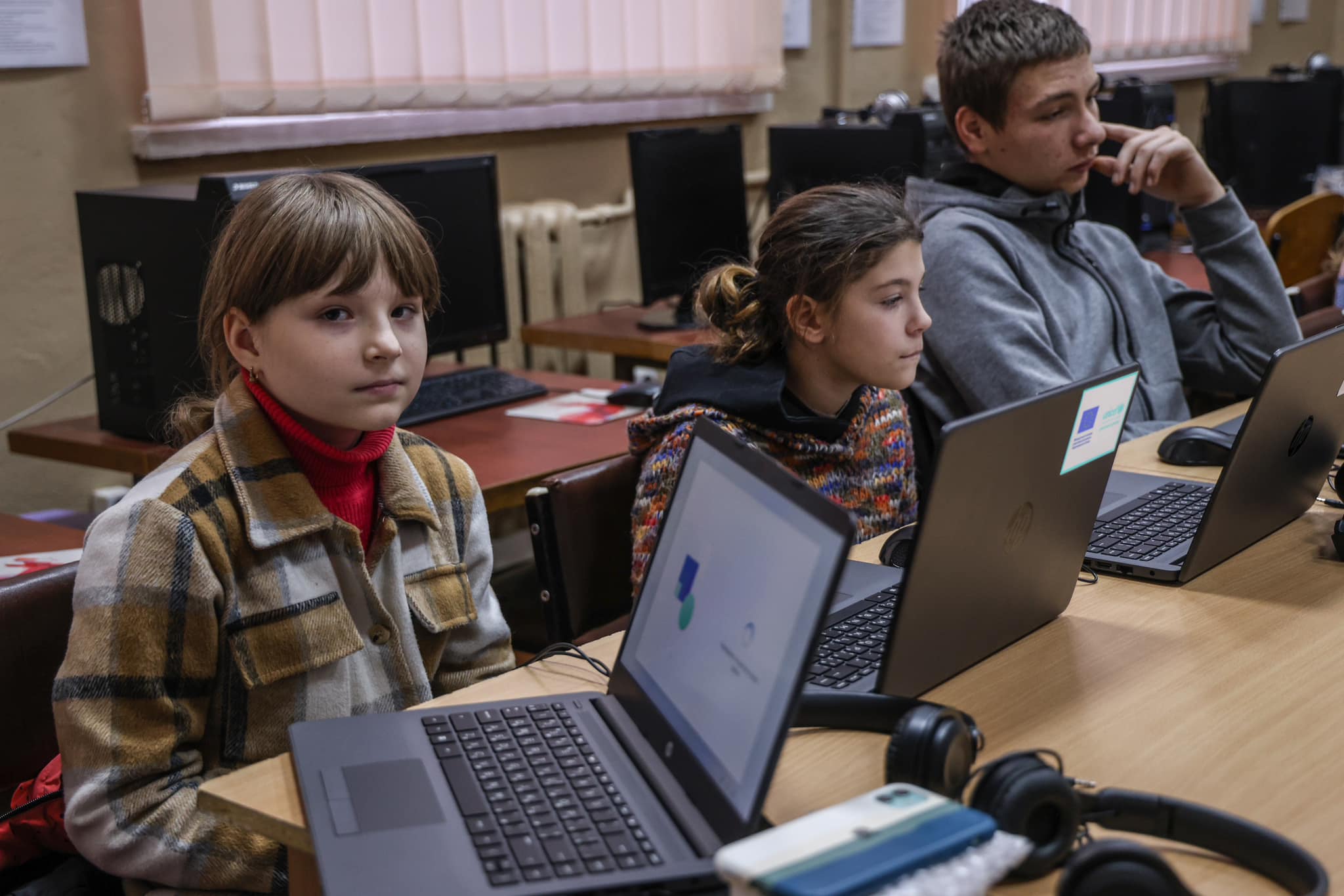 Майже 30 тисяч школярів отримають ноутбуки для дистанційного навчання  image