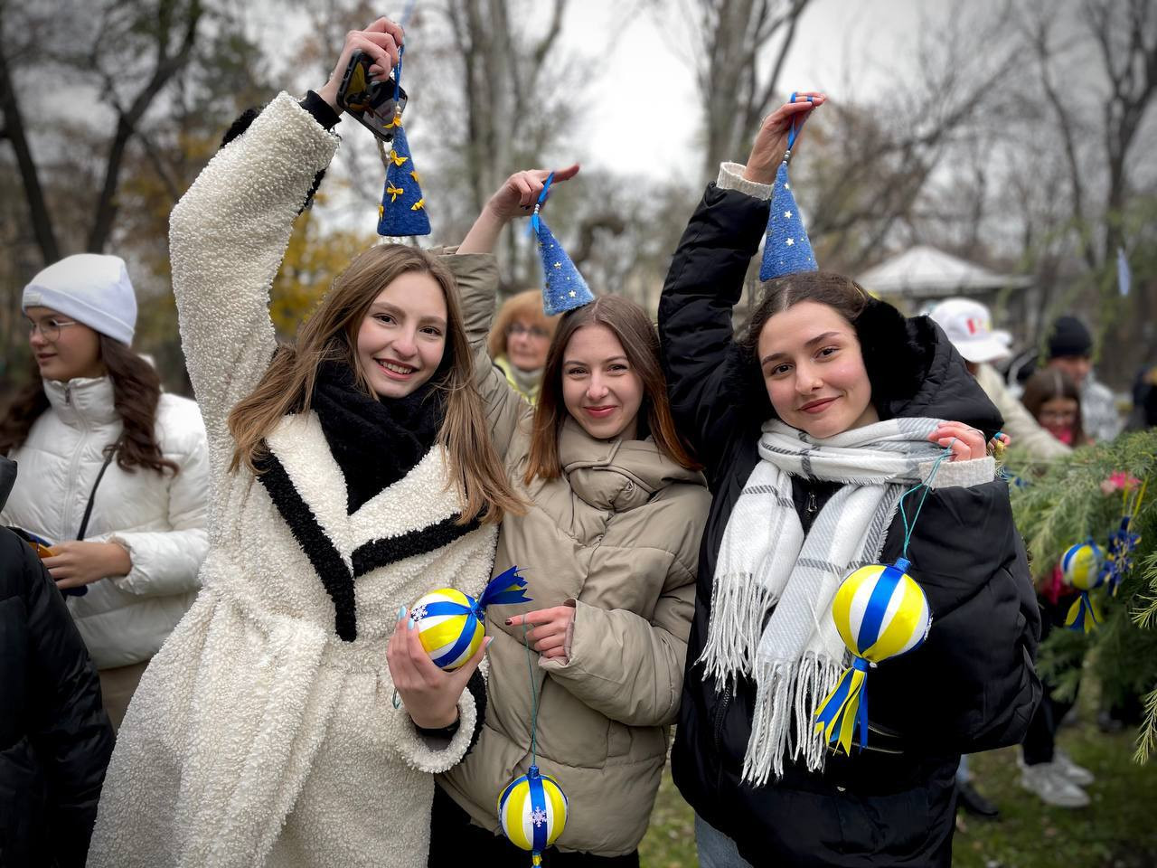 Ялинка єднання в Одесі та подарунки для захисників у Львові: як учні святкували Миколая image