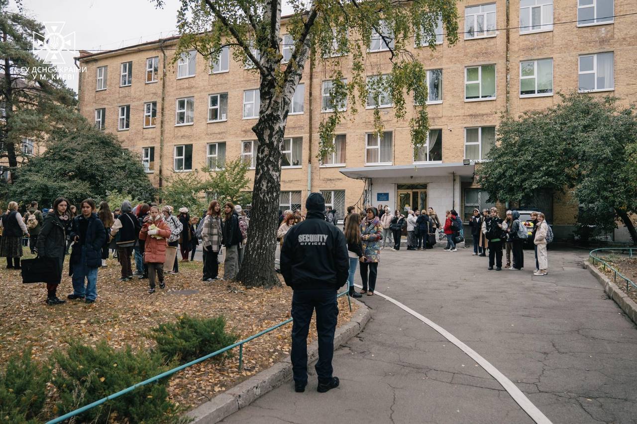 Пожежа в Києві: горить художня школа, із будівлі евакуювали понад сотню учнів  image
