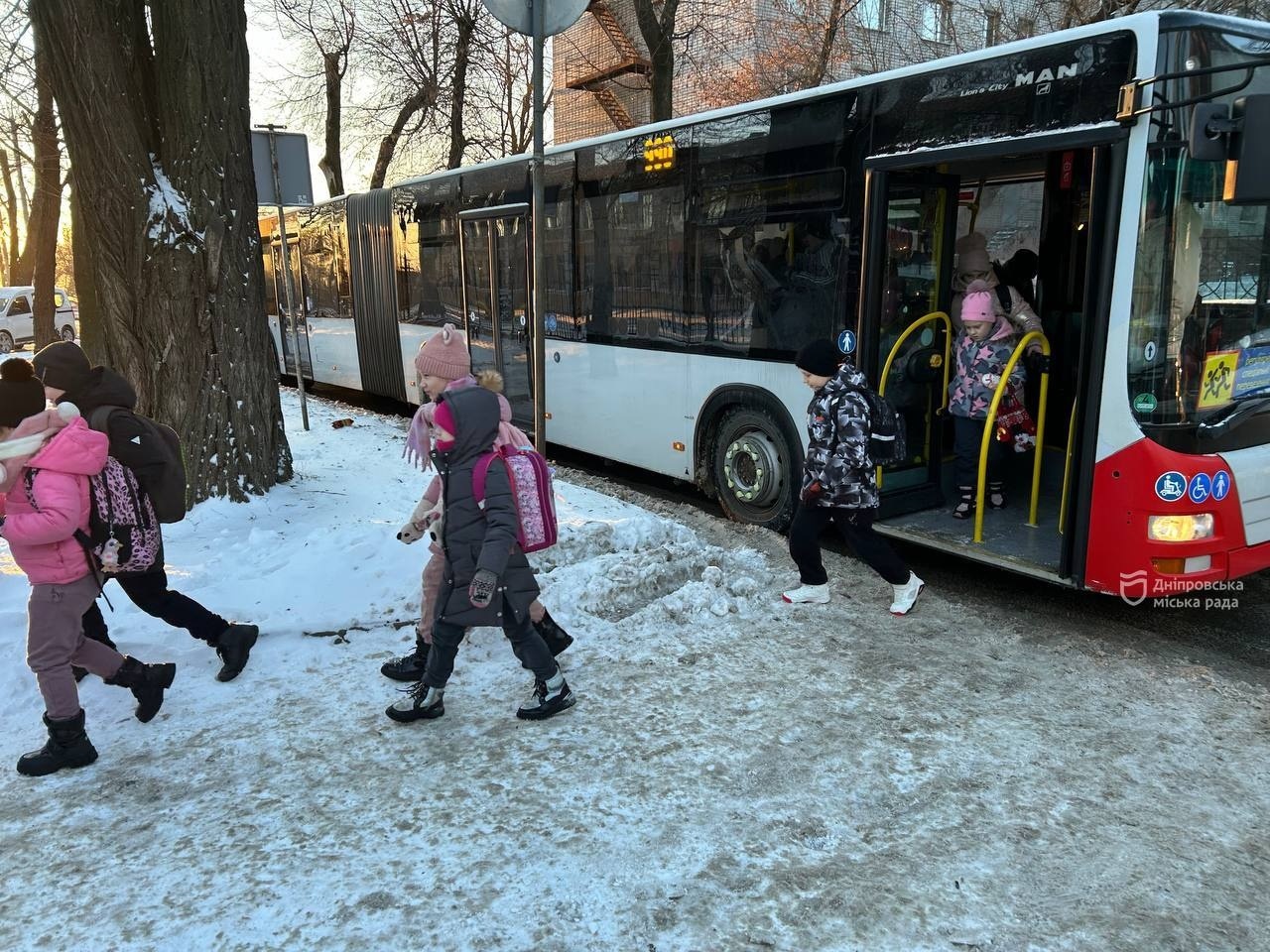  У Дніпрі дітей до школи возитимуть безкоштовні комунальні автобуси  image