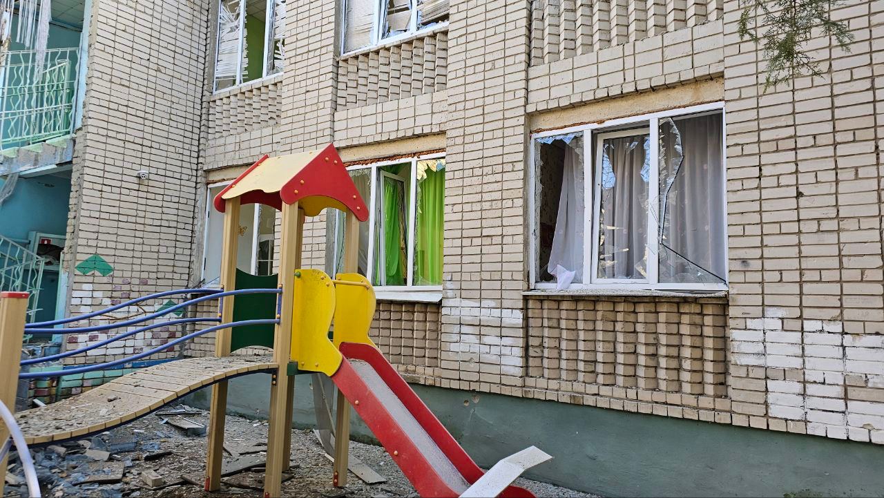 Росіяни вдарили по дитячому садку у Херсоні: є поранені  image