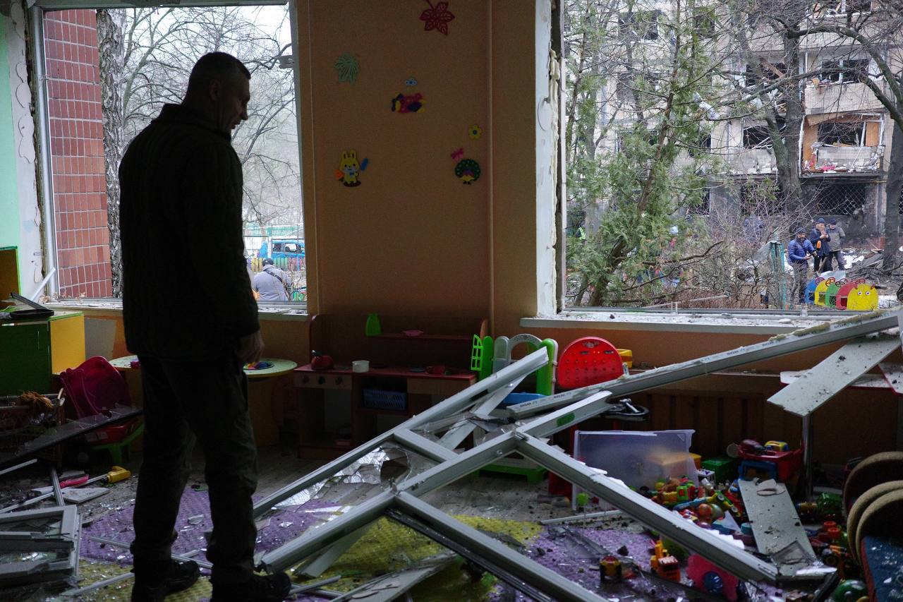 У Києві уламок збитої ракети пошкодив дитячий садок image