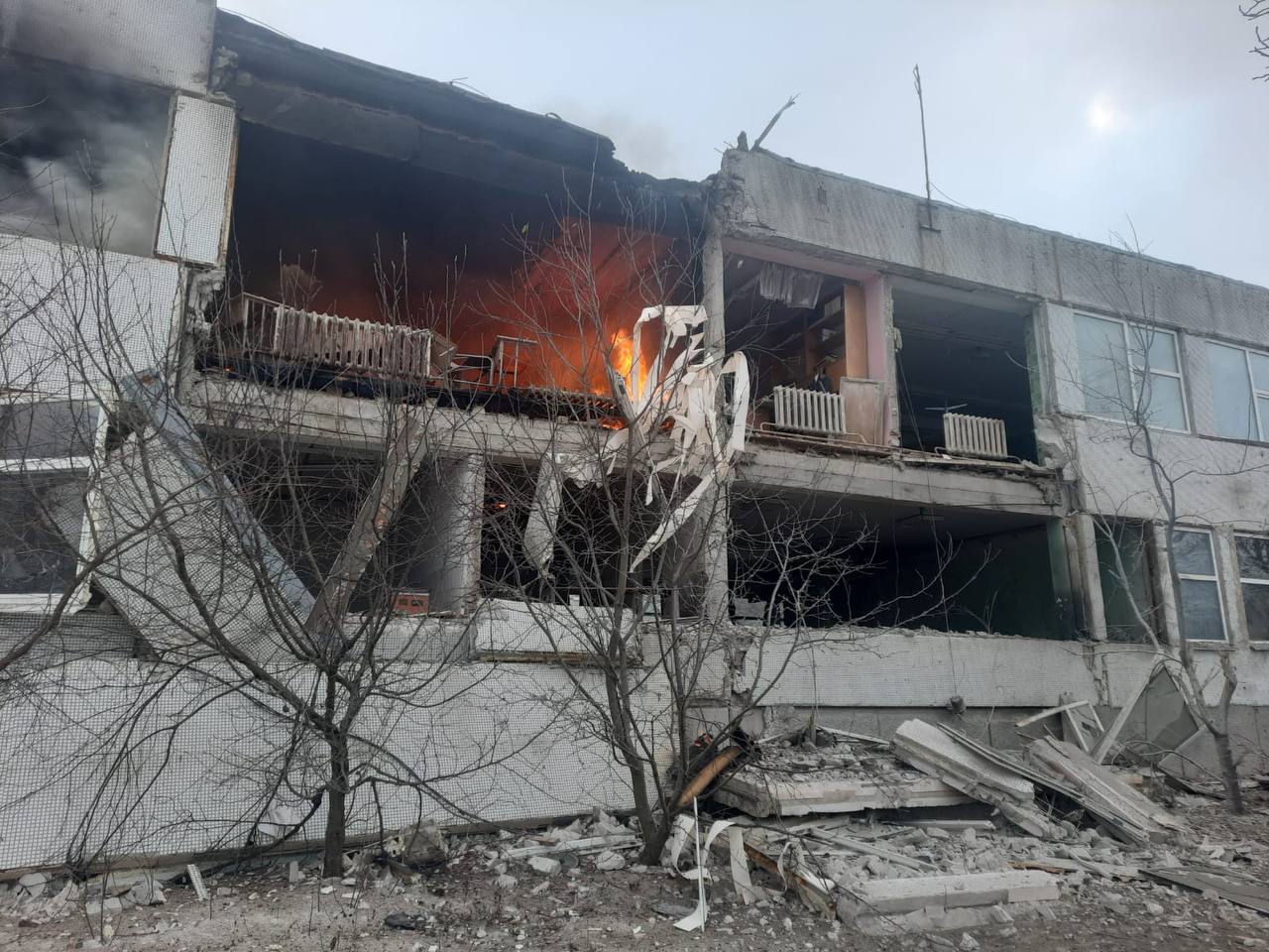 Росіяни завдали авіаудари по Харківщині - загинула жінка та спалахнула пожежа у школі image