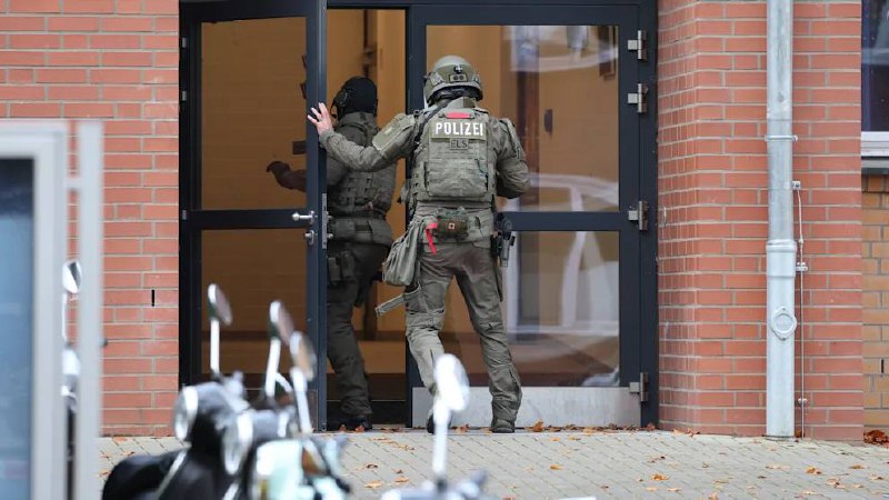 Двоє озброєних людей захопили школу в Гамбурзі (оновлено)  image