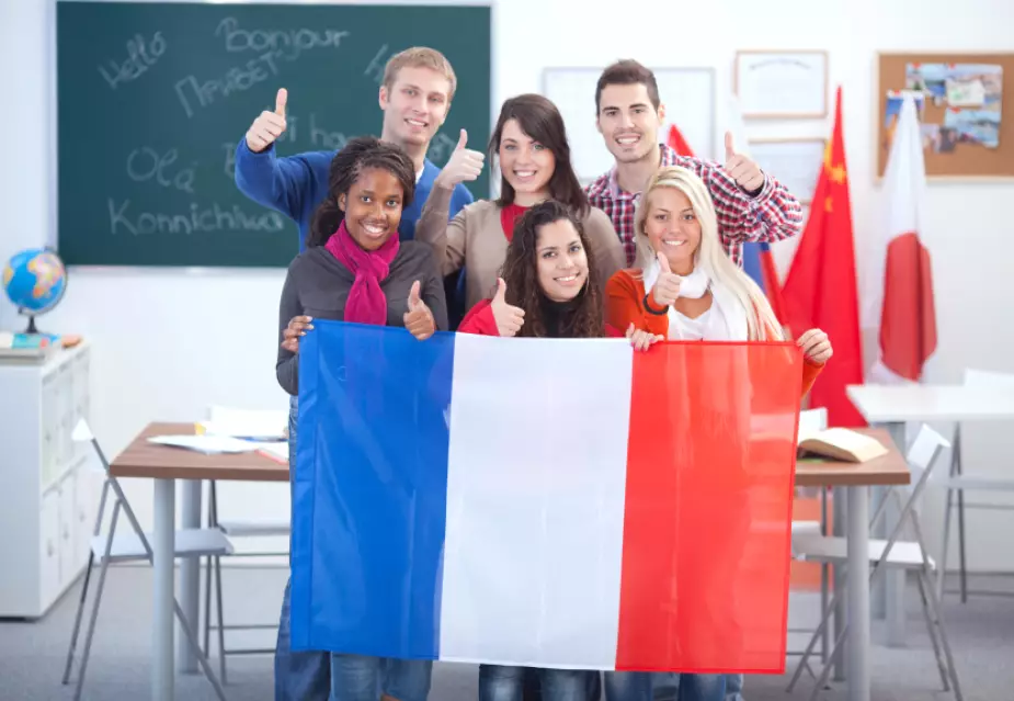 Навчання у Франції: телефон під забороною, а навчальні класи рахують навпаки image